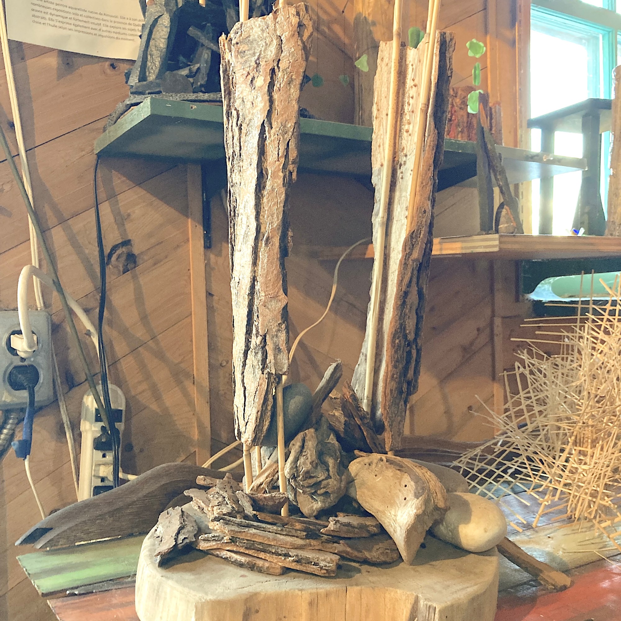 Sculptures et assemblages créatifs en matériaux recyclés par Clarence Rousselle.