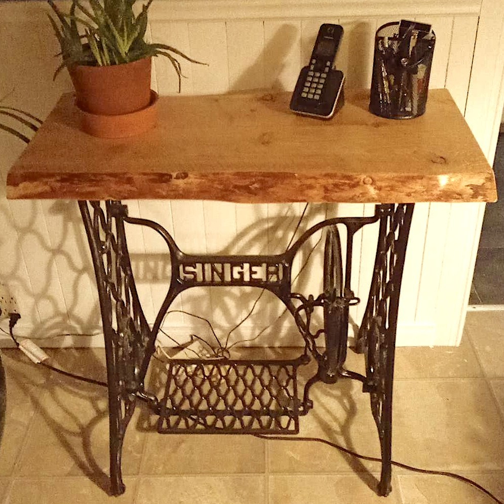 Objets décoratifs et meubles en bois recyclé par Josée Leblanc.