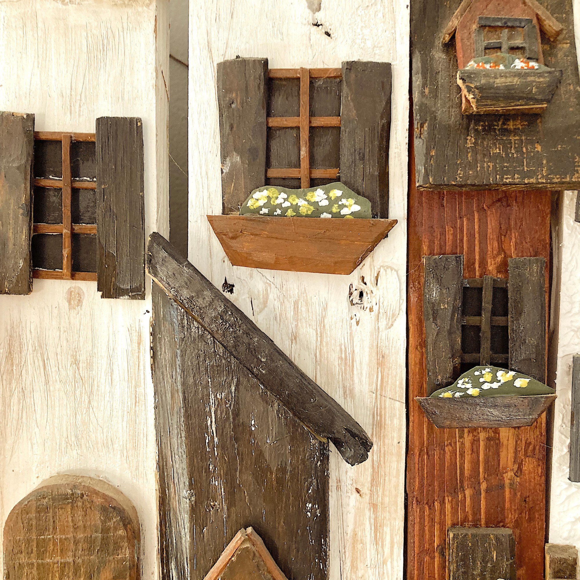 Objets décoratifs et meubles en bois recyclé par Josée Leblanc.