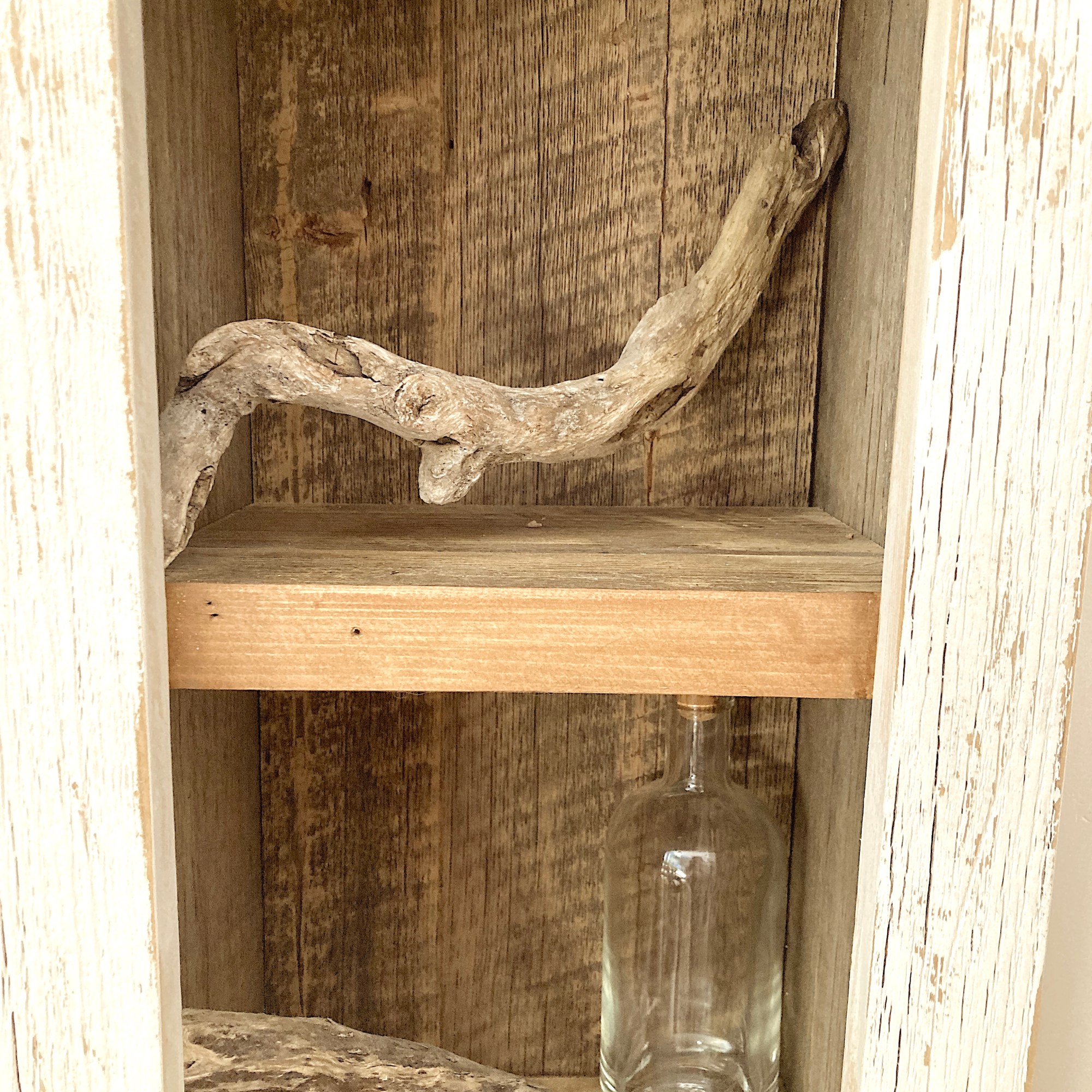 Objets décoratifs et meubles en bois recyclé par Josée Leblanc.