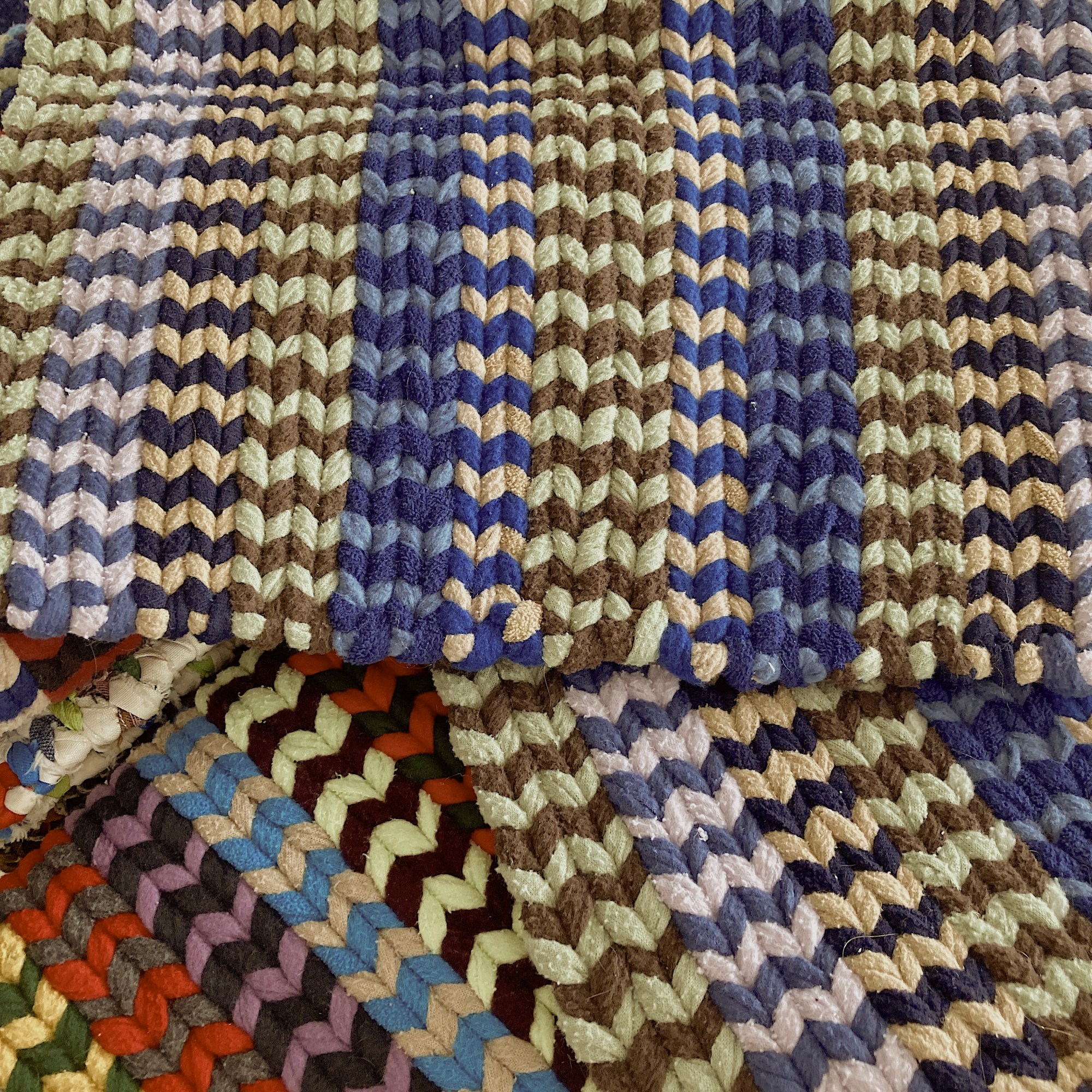 Bas de laine, tissage et tricot traditionnels fait main par Thérèse Lafontaine.