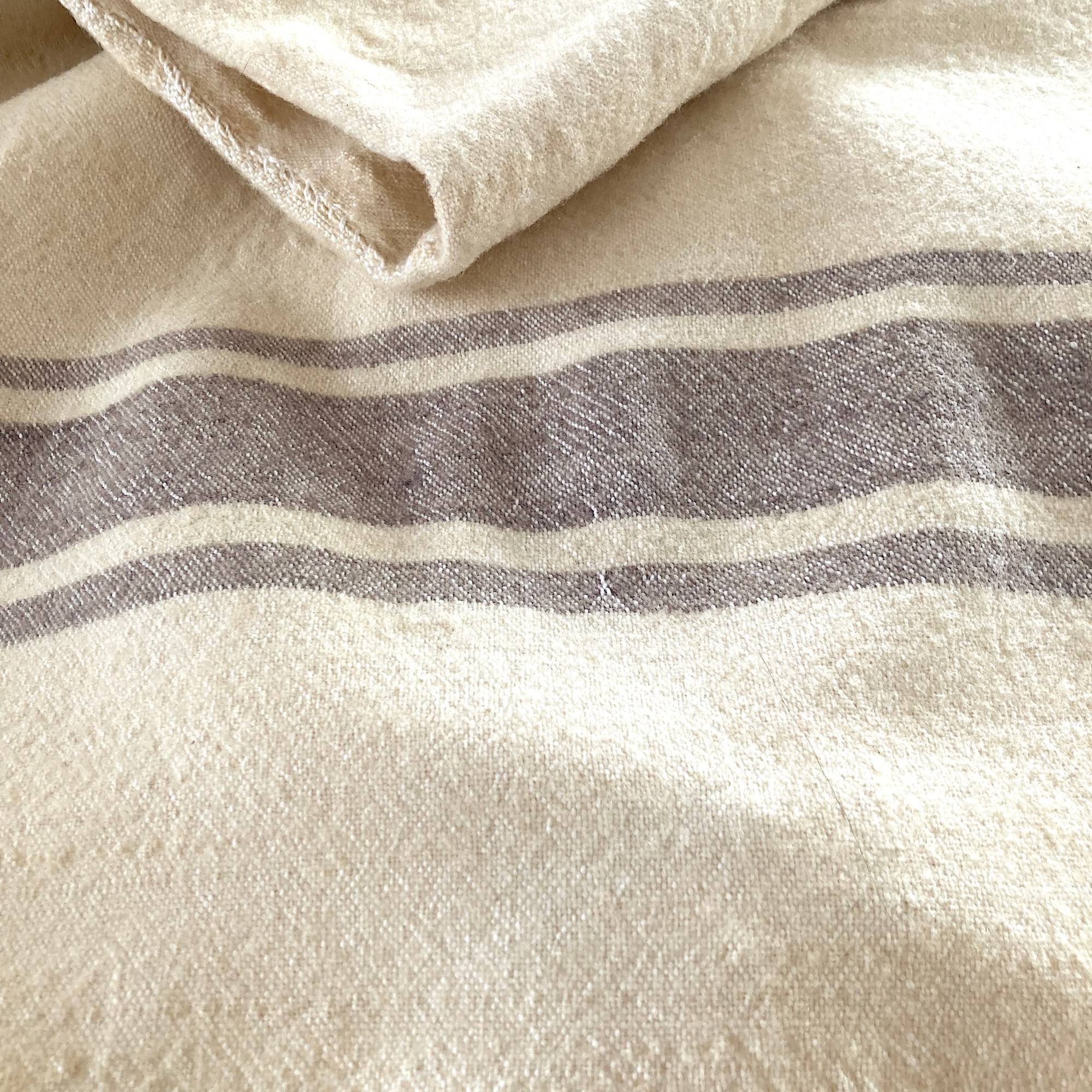 Bas de laine, tissage et tricot traditionnels fait main par Thérèse Lafontaine.