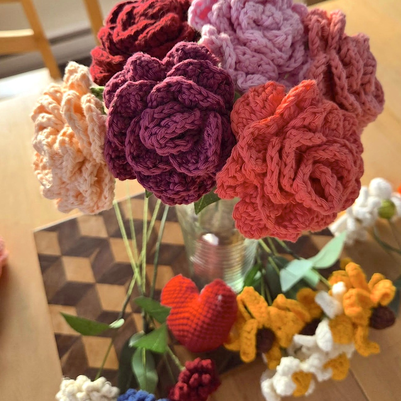 Amigurumi et fleurs en crochet par Dominique Rouleau, artisanat textile.