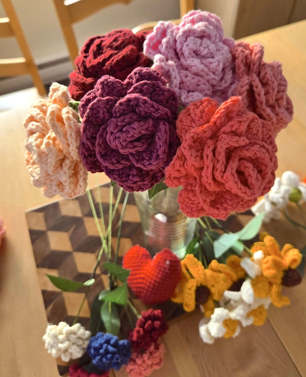 Amigurumi et fleurs en crochet par Dominique Rouleau, artisanat textile.