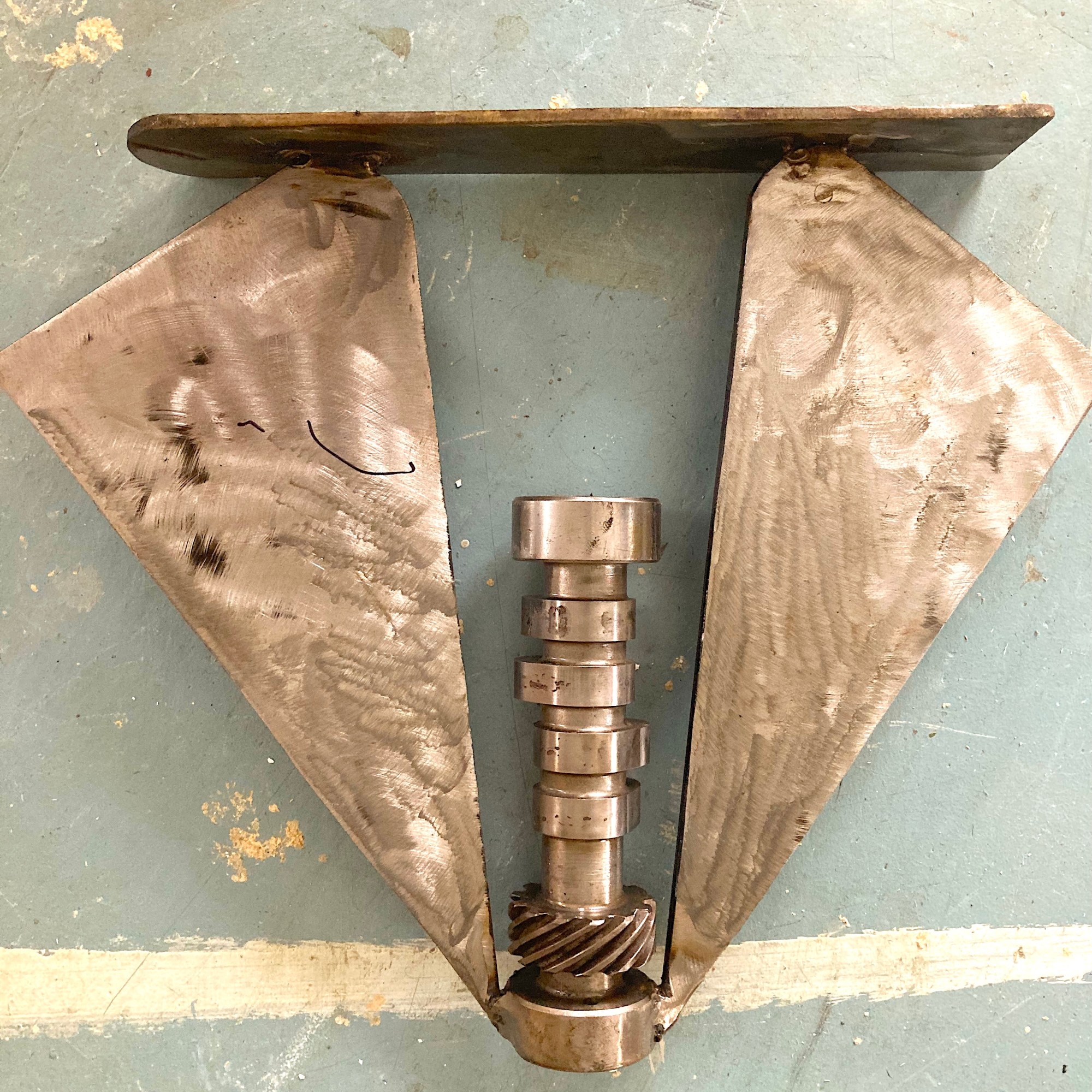 Sculpture en métal recyclé et soudure artistique par Pierre Verenka.