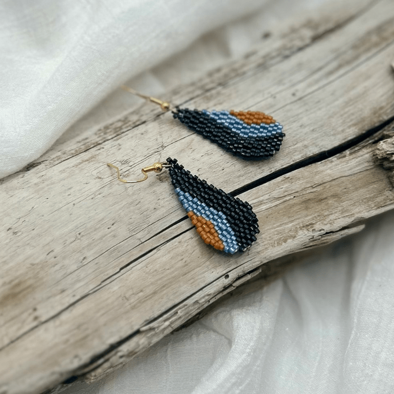 Bijoux artisanaux en perles de verre, boucles d’oreilles par Kathryn Linck.