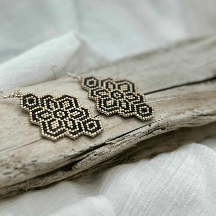 Bijoux artisanaux en perles de verre, boucles d’oreilles par Kathryn Linck.