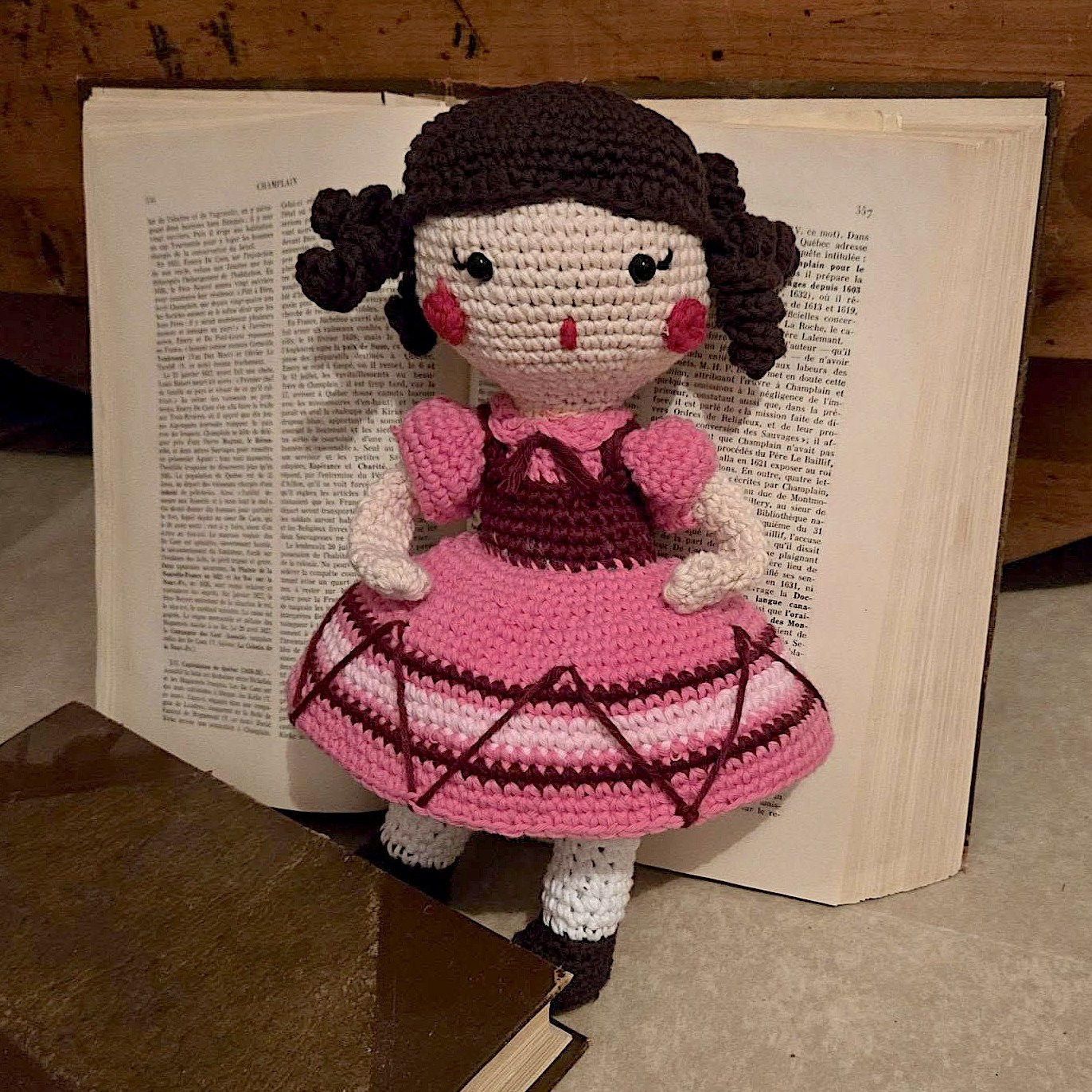 Amigurumi et fleurs en crochet par Dominique Rouleau, artisanat textile.