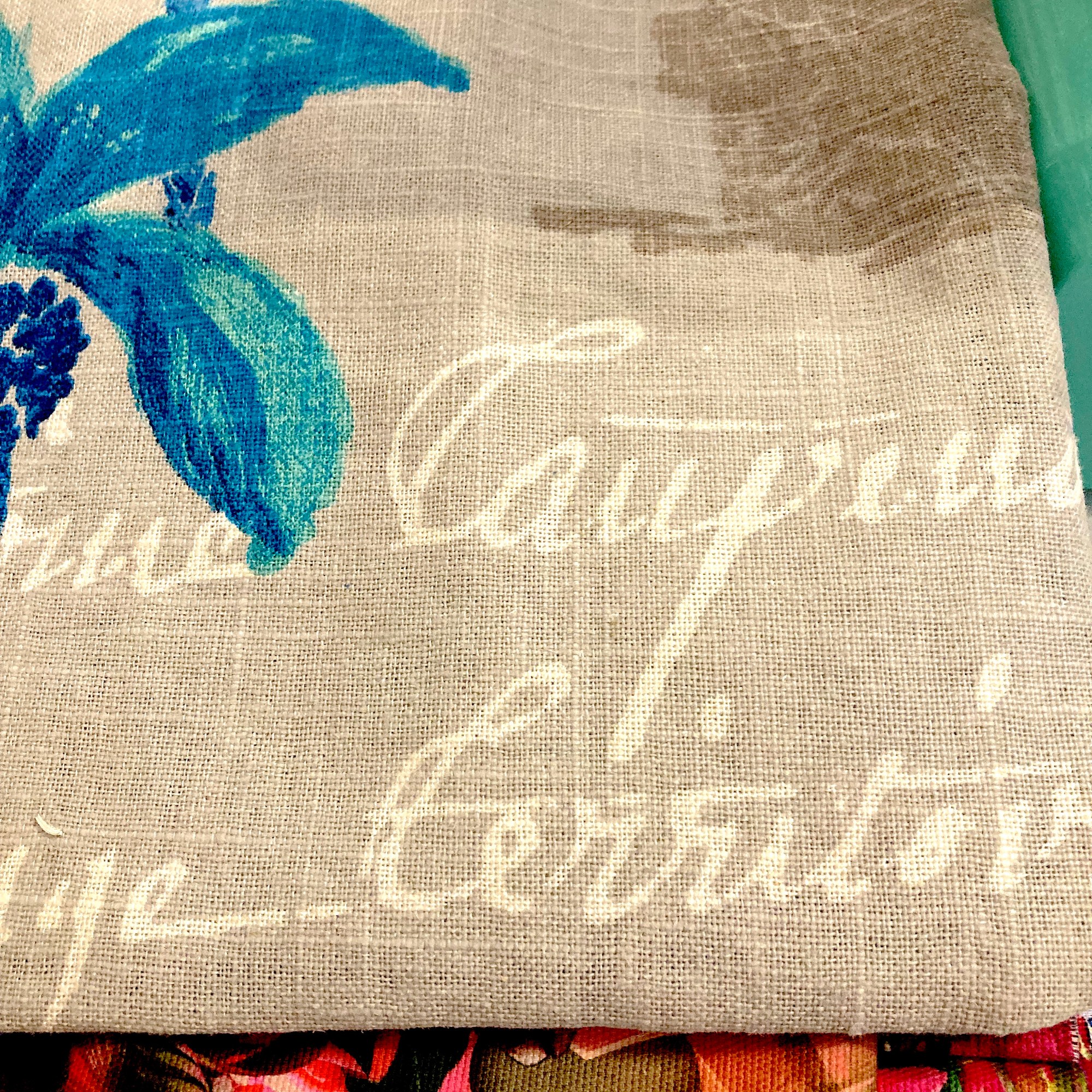 Sacs et pochettes en tissus recyclés, couture artisanale par Sylvie Villeneuve.