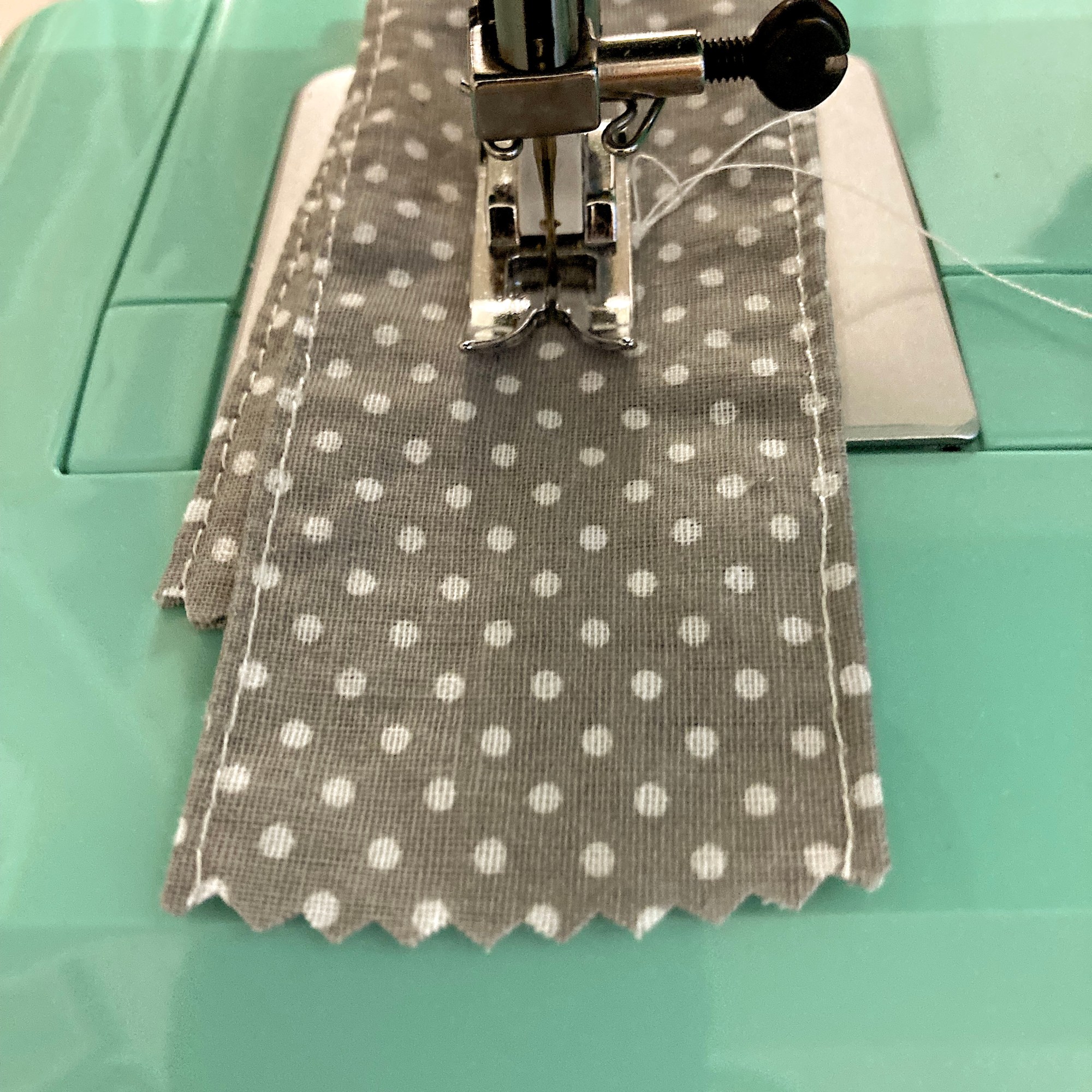 Sacs et pochettes en tissus recyclés, couture artisanale par Sylvie Villeneuve.