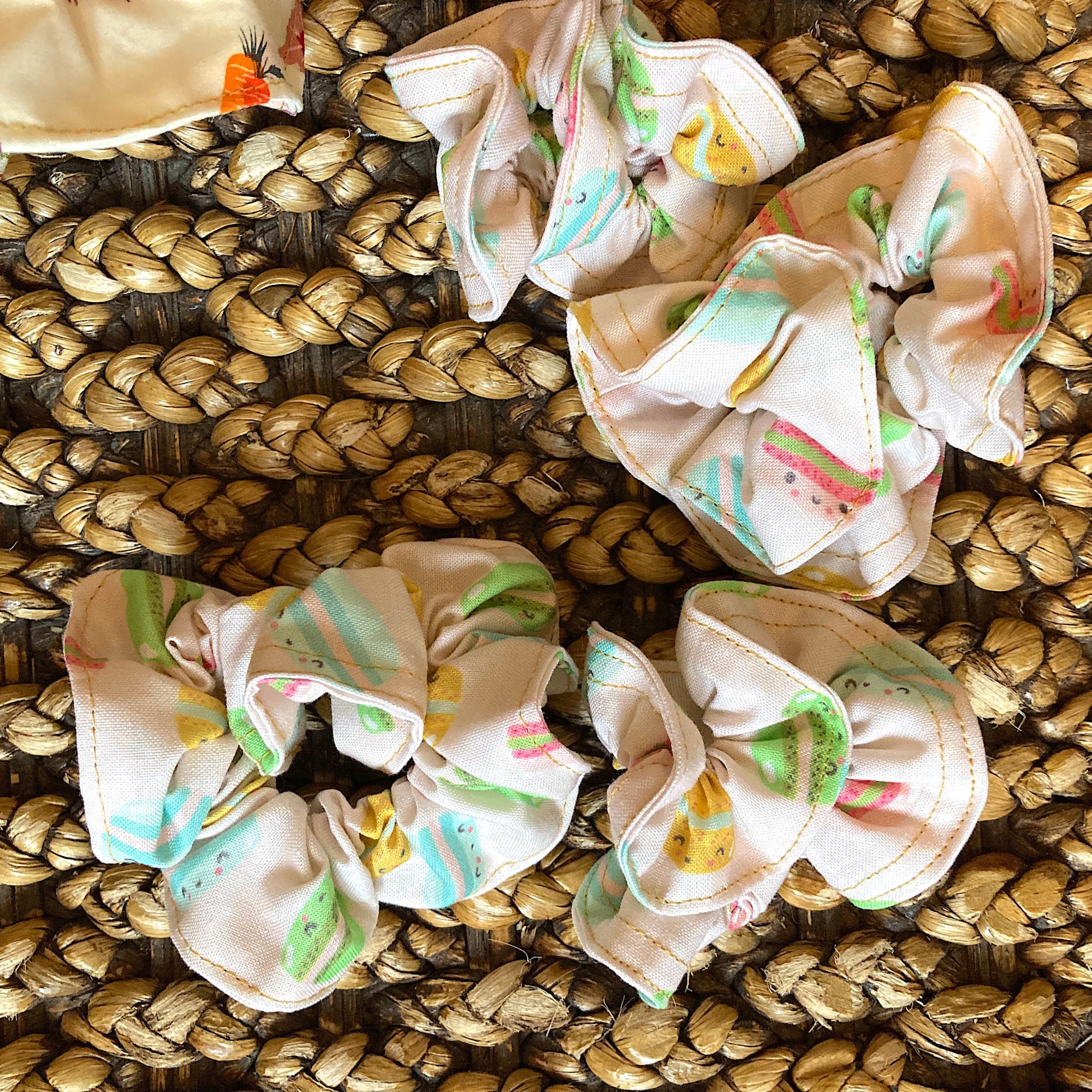 Sacs et pochettes en tissus recyclés, couture artisanale par Sylvie Villeneuve.