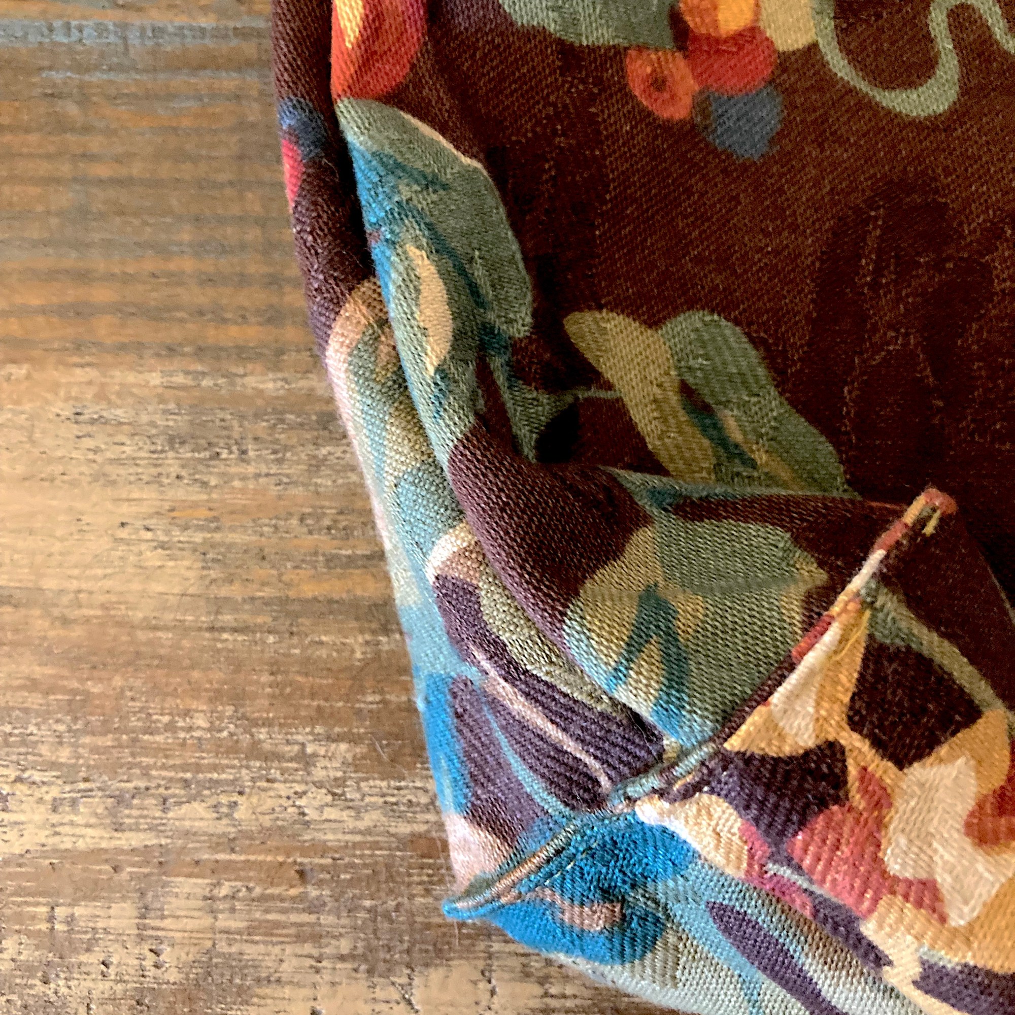 Sacs et pochettes en tissus recyclés, couture artisanale par Sylvie Villeneuve.