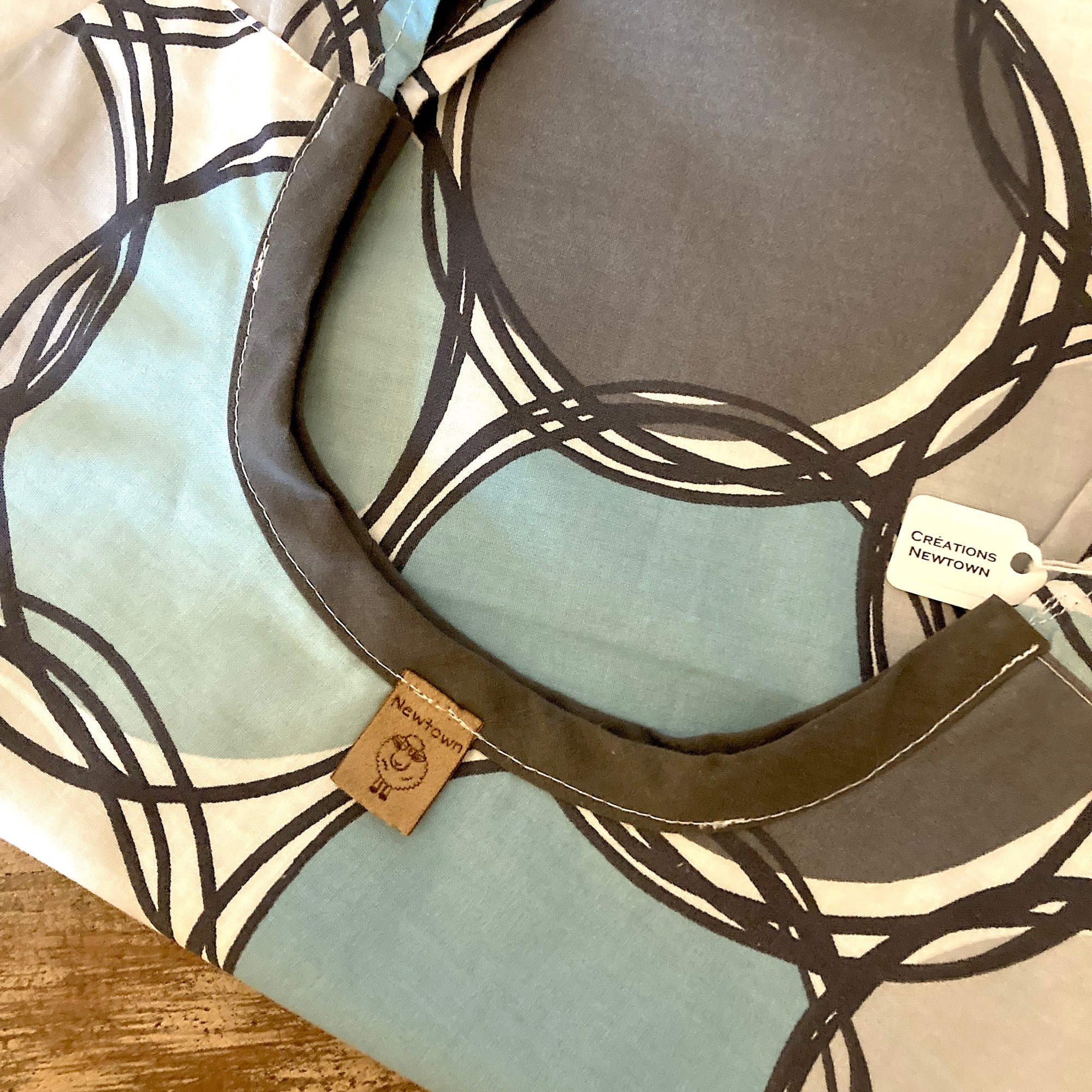 Sacs et pochettes en tissus recyclés, couture artisanale par Sylvie Villeneuve.