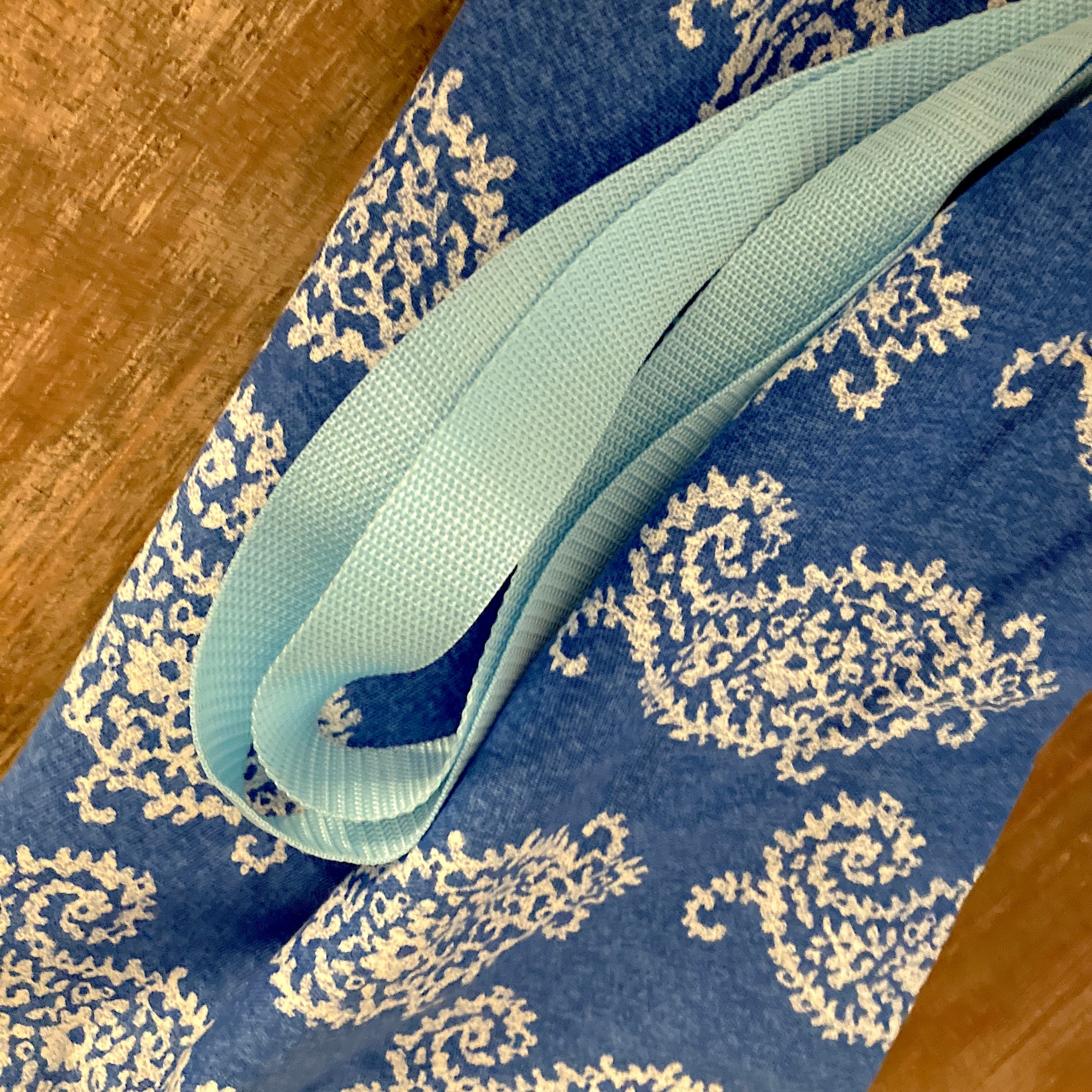 Sacs et pochettes en tissus recyclés, couture artisanale par Sylvie Villeneuve.